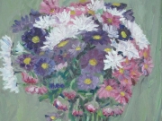 Vaso di fiori bianci, viola e rosa
